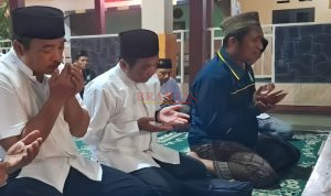 Pasangan Gus Juned dan Mas Amin saat Ziarah ke makam Abah Yat