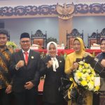 Anggota DPRD Kabupaten Mojokerto dari Fraksi Golkar H. Bambang Widjanarko SE, M.Si, didampingi Istrinya Hj. Nurul Istiqomah SE MM yang menjabat sebagai Asisten II Pemkab Mojokerto photo bersama Bupati Ikfina