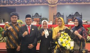 Anggota DPRD Kabupaten Mojokerto dari Fraksi Golkar H. Bambang Widjanarko SE, M.Si, didampingi Istrinya Hj. Nurul Istiqomah SE MM yang menjabat sebagai Asisten II Pemkab Mojokerto photo bersama Bupati Ikfina