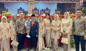 Anggota DPRD Kabupaten Mojokerto Sujatmiko, S.Pd, M.Si, Dari Fraksi Gerindra Photo bersama Keluarganya Usai Dilantik Kembali Menjadi Anggota Dewan Periode 2024 -2029