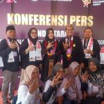 Pasangan IDOLA didampingi Para Ketua Partai Pengusung saat Konferensi Pers usai Mendaptar ke KPU