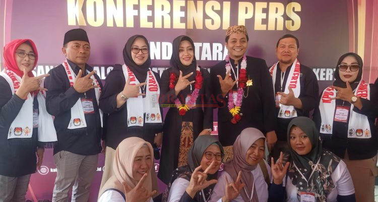 Pasangan IDOLA didampingi Para Ketua Partai Pengusung saat Konferensi Pers usai Mendaptar ke KPU