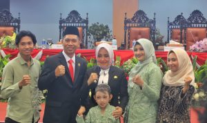 Anggota DPRD Kabupaten Mojokerto dari Fraksi PKB H. Edi Ikhwanto, S.Sos, bersama Keluarganya photo bersama Bupati Ikfina