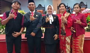 Kader PDI-Perjuangan Elia Joko Sambodo bersama keluarganya Usai Dilantik Menjadi Anggota DPRD Kabupaten Mojokerto photo bersama Bupati Ikfina