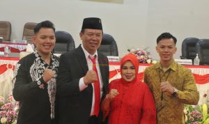 Ketua DPRD Kota Mojokerto sementara H. Santoso Bekti Wibowo, SH, Bersama Keluarganya Usai Dilantik