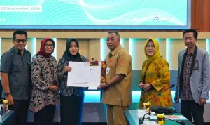 Bupati Mojokerto dr Ikfina Fahmawati menyerahkan Surat Keputusan kepada Poedji Widodo SH yang diangkat Menjadi Komisaris PT. BPR Majatama Perseroda