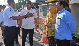 Mas PJ Walikota Mojokerto Ali Kuncoro berdialog dengan Kasatpol PP dan Dishub Untuk menertibkan Stan dan Parkir