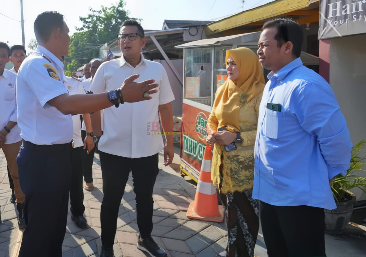 Mas PJ Walikota Mojokerto Ali Kuncoro berdialog dengan Kasatpol PP dan Dishub Untuk menertibkan Stan dan Parkir