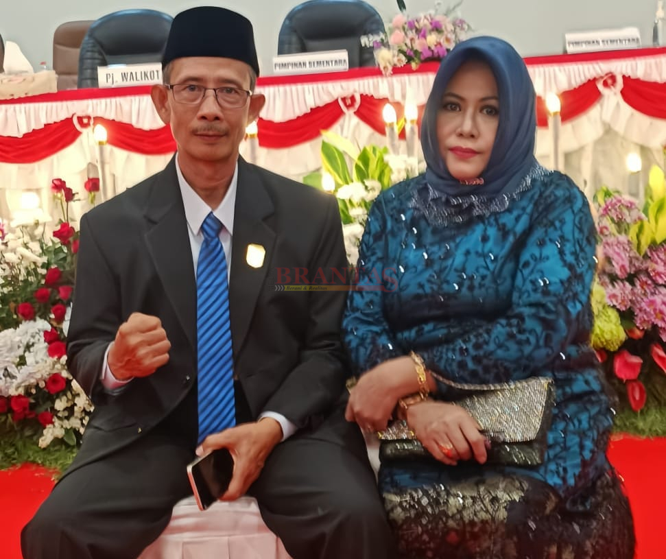 Anggota DPRD Kota Mojokerto H. Suyono, ST, Bersama Istrinya usai Dilantik