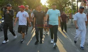 Mas PJ Walikota saat jalan Sehat Didampingi Anggota DPRD Kota Mojokerto Mayor Inf ( Purn ) Rufis Bahrudin, Hadi Prayitno, Arei Hernowo dan Mahfud Kurniawan Hidayat