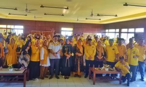 Calon Bupati Mojokerto dr Ikfina Fahmawati dan Calon Wakil Bupati Sa' Dulloh ( IDOLA ) photo bersama dengan Jajaran Pengurus DPD Partai Golkar Kabupaten Mojokerto