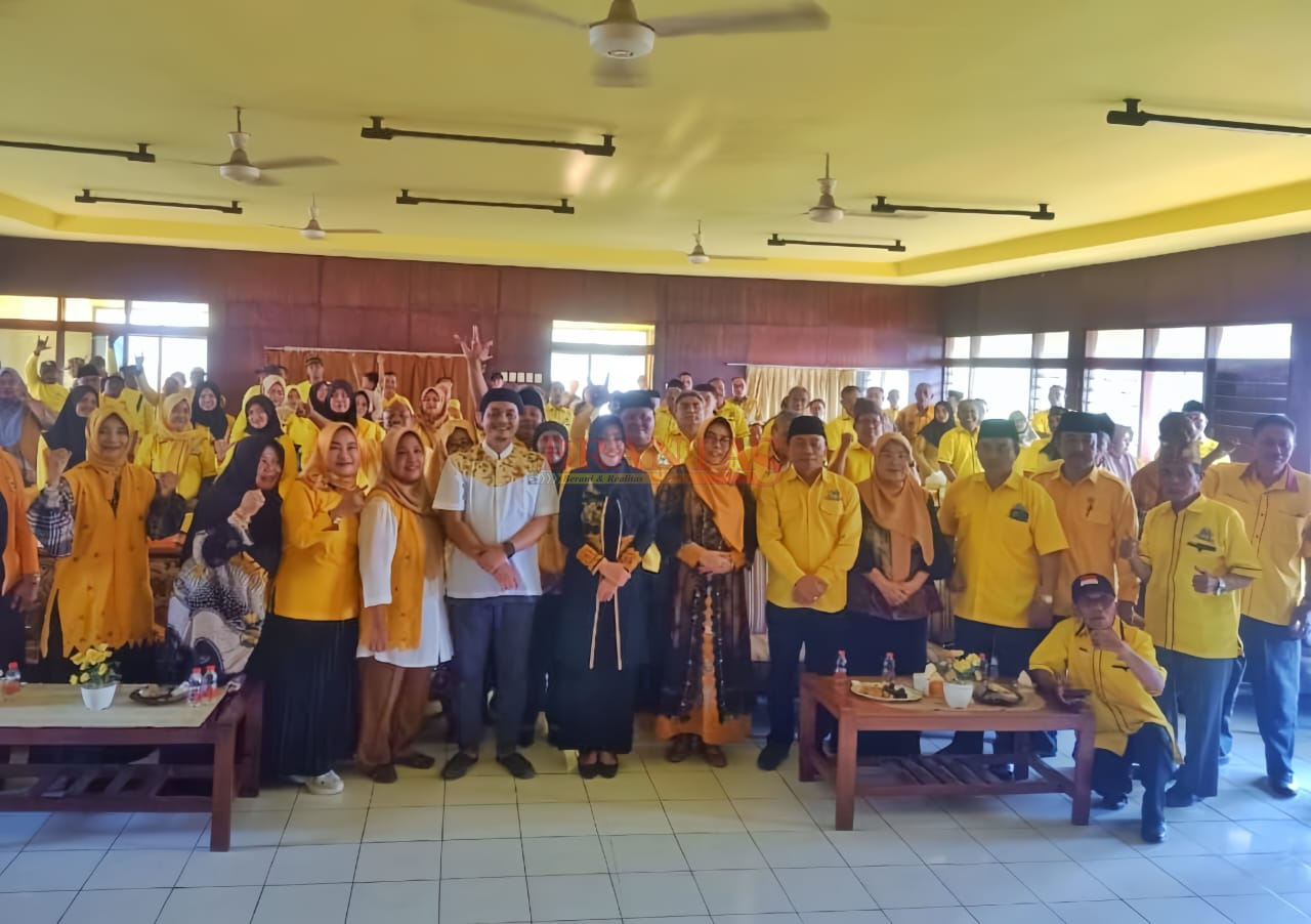 Calon Bupati Mojokerto dr Ikfina Fahmawati dan Calon Wakil Bupati Sa' Dulloh ( IDOLA ) photo bersama dengan Jajaran Pengurus DPD Partai Golkar Kabupaten Mojokerto