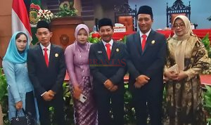Anggota DPRD Kabupaten Mojokerto dari PAN, dari Kiri Makruf, ( Dapil 3) H. Muhammad Santoso ST ( Dapil 1) dan Mustakim ( Dapil 5) photo bersama istrinya masing-masing usai dilantik menjadi Anggota DPRD Kabupaten Mojokerto periode 2024 - 2029