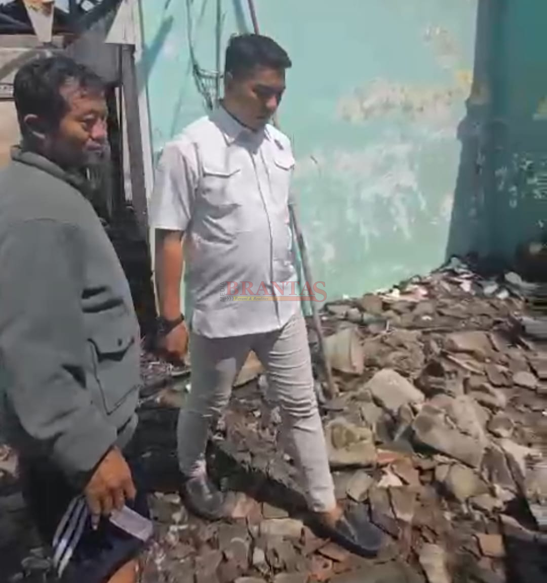 Anggota DPRD Kabupaten Mojokerto dari Fraksi PKB Akhmad Luthfy Ramadhani, M.Pd, saat meninjau lokasi kebakaran di Desa Kebangmalang Mojoanyar