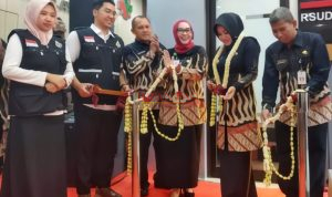 Bupati Mojokerto dr Ikfina Fahmawati Didampingi Direktur RSUD Prof dr Soekandar Mojosari dr Djalu Naskutub saat meresmikan Inovasi Layanan Pusaka Dengan Memotong pita bunga