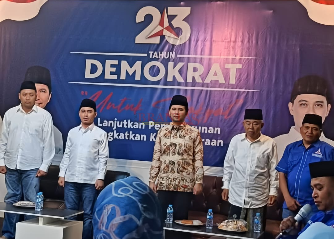 Ketua DPD Partai Demokrat Jatim Emil Dardak didampingi Kyai Asep Saifuddin dan Ketua DPC Demokrat Abah Sholeh dan Pasangan MUBAROK Saat Konsolidasi