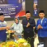 Ketua DPC Partai Demokrat Kota Mojokerto Deny Novianto didampingi H. Udji Pramono dan Nuryono Sugi Raharjo memberikan tumpeng kepada Ning Ita Calon Walikota dan Cak Sandi Calon Wakil Walikota