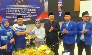 Ketua DPC Partai Demokrat Kota Mojokerto Deny Novianto didampingi H. Udji Pramono dan Nuryono Sugi Raharjo memberikan tumpeng kepada Ning Ita Calon Walikota dan Cak Sandi Calon Wakil Walikota