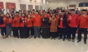 Calon Gubernur Jatim Bu Risma dan Calon Walikota Mojokerto Ning Ita dan Cawawali Cak Sandi photo bersama dengan Kader PDI-Perjuangan Kota Mojokerto