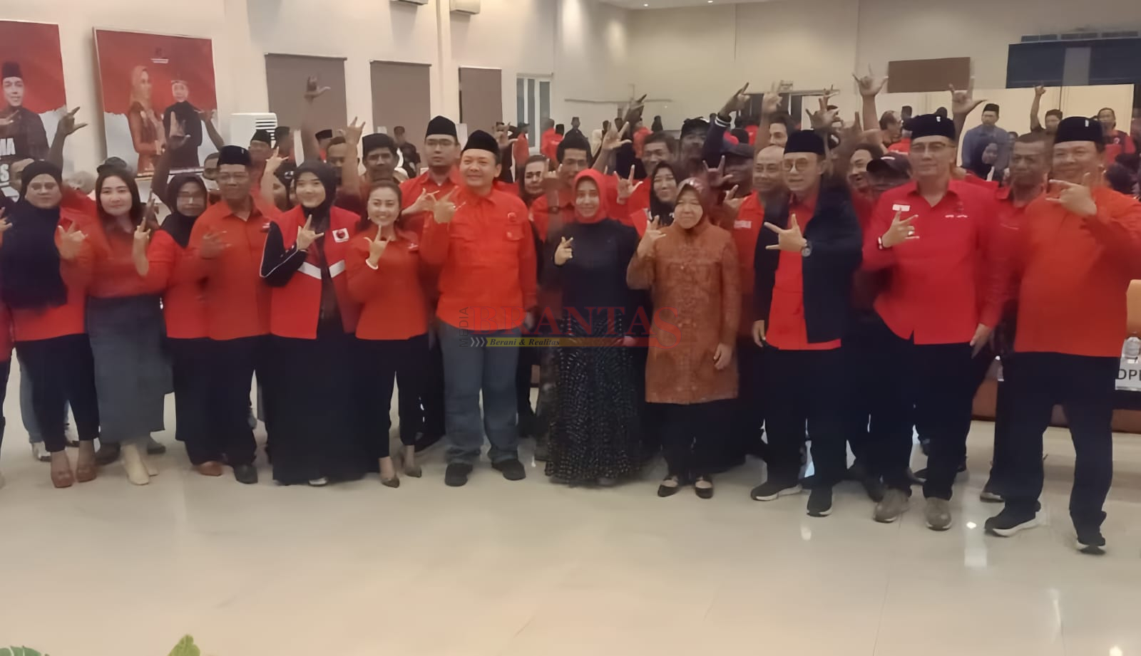 Calon Gubernur Jatim Bu Risma dan Calon Walikota Mojokerto Ning Ita dan Cawawali Cak Sandi photo bersama dengan Kader PDI-Perjuangan Kota Mojokerto