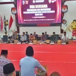 DOA BERSAMA: Komisioner KPU Kabupaten Mojokerto saat mengelar Doa Bersama Dengan para Ulama dan Tokoh lintas Agama Untuk Kesuksesan dan Kelancaran Pilkada di Kabupaten Mojokerto