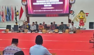 DOA BERSAMA: Komisioner KPU Kabupaten Mojokerto saat mengelar Doa Bersama Dengan para Ulama dan Tokoh lintas Agama Untuk Kesuksesan dan Kelancaran Pilkada di Kabupaten Mojokerto