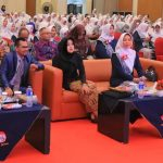 Bupati Mojokerto dr Ikfina didampingi Nara sumber Seminar dan Ketua PC IBI Kabupaten Mojokerto Bdn. Rany Juliastuti duduk bersama di HUT IBI ke - 73