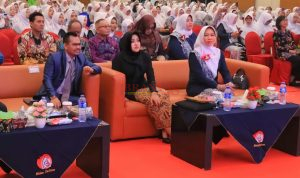 Bupati Mojokerto dr Ikfina didampingi Nara sumber Seminar dan Ketua PC IBI Kabupaten Mojokerto Bdn. Rany Juliastuti duduk bersama di HUT IBI ke - 73