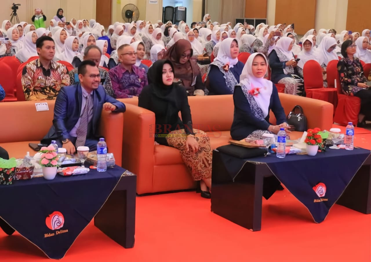 Bupati Mojokerto dr Ikfina didampingi Nara sumber Seminar dan Ketua PC IBI Kabupaten Mojokerto Bdn. Rany Juliastuti duduk bersama di HUT IBI ke - 73