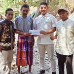 Anggota DPRD Kabupaten Mojokerto Akhmad Luthfy Ramadhani, S.Pd, M.Pd, Saat memberikan Bantuan uang Tunai Kepada Pak Malik yang rumahnya roboh rata dengan tanah