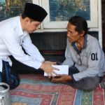 Dr. H. Muhammad Albara Wakil Bupati Mojokerto ( Gus Barra) saat memberikan Bantuan dengan uang pribadinya kepada korban kebakaran di Desa Tempuran