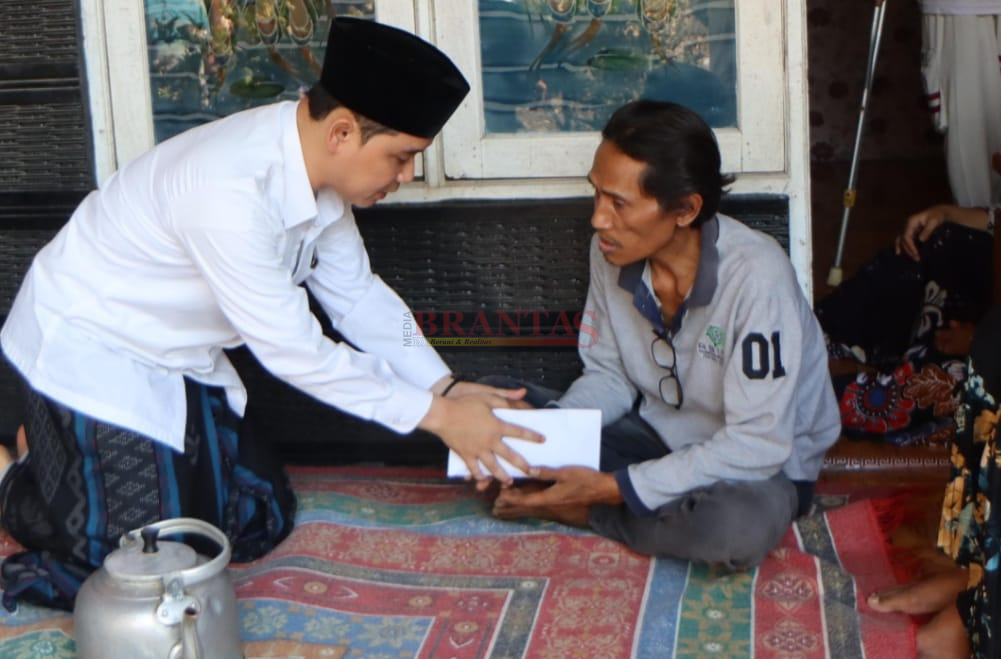 Dr. H. Muhammad Albara Wakil Bupati Mojokerto ( Gus Barra) saat memberikan Bantuan dengan uang pribadinya kepada korban kebakaran di Desa Tempuran