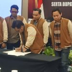Komisioner KPU Kabupaten Mojokerto saat menanda tangani Naskah Penetapan DPT Pilkada Serentak 2024 di saksikan Parpol Pengusung