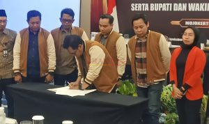 Komisioner KPU Kabupaten Mojokerto saat menanda tangani Naskah Penetapan DPT Pilkada Serentak 2024 di saksikan Parpol Pengusung