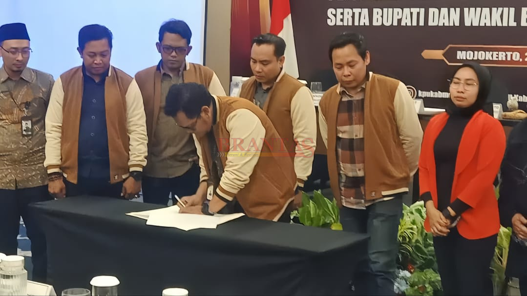 Komisioner KPU Kabupaten Mojokerto saat menanda tangani Naskah Penetapan DPT Pilkada Serentak 2024 di saksikan Parpol Pengusung