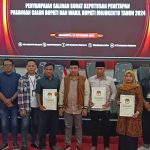 Komisioner KPU Kabupaten Mojokerto telah menetapkan dan menyerahkan berkas dua pasangan yang akan bertarung di Pilkada serentak 2024