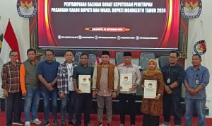 Komisioner KPU Kabupaten Mojokerto telah menetapkan dan menyerahkan berkas dua pasangan yang akan bertarung di Pilkada serentak 2024