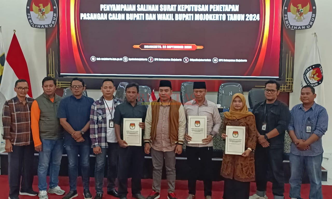 Komisioner KPU Kabupaten Mojokerto telah menetapkan dan menyerahkan berkas dua pasangan yang akan bertarung di Pilkada serentak 2024