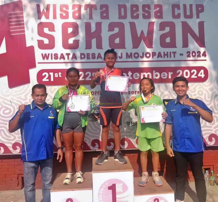 Ketua penyelengara Kejuaraan Renang WD Cup IV Muhammad Brahma Aditya Mulyono dan Ketua Panitya Lomba Muhammad Sulistiyanto secara simbolis memberikan piagam