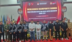 Komisioner KPU Kabupaten Mojokerto photo bersama dengan para pasangan Calon yang bertarung di Pilkada Kabupaten Mojokerto 2024