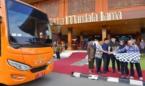 Pj. Walikota Mojokerto, Mas Ali Kuncoro didampingi Kadis P & K Kota Mojokerto, Ruby Hartoyo, S.Sos, MM, saat memberangkatkan Kontingen Porsadin