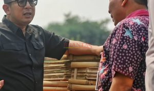 Pj. Walikota Mojokerto Moch. Ali Kuncoro, SSTP, M.S.i, sedang Berdialog dengan Kadis PUPR PERAKIM Kota Mojokerto, Muraji, ST, M.Si, Saat Cek Tanggul Aliran Sungai Brangkal