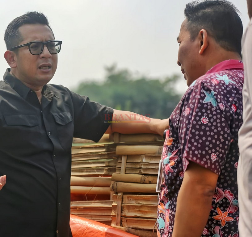 Pj. Walikota Mojokerto Moch. Ali Kuncoro, SSTP, M.S.i, sedang Berdialog dengan Kadis PUPR PERAKIM Kota Mojokerto, Muraji, ST, M.Si, Saat Cek Tanggul Aliran Sungai Brangkal