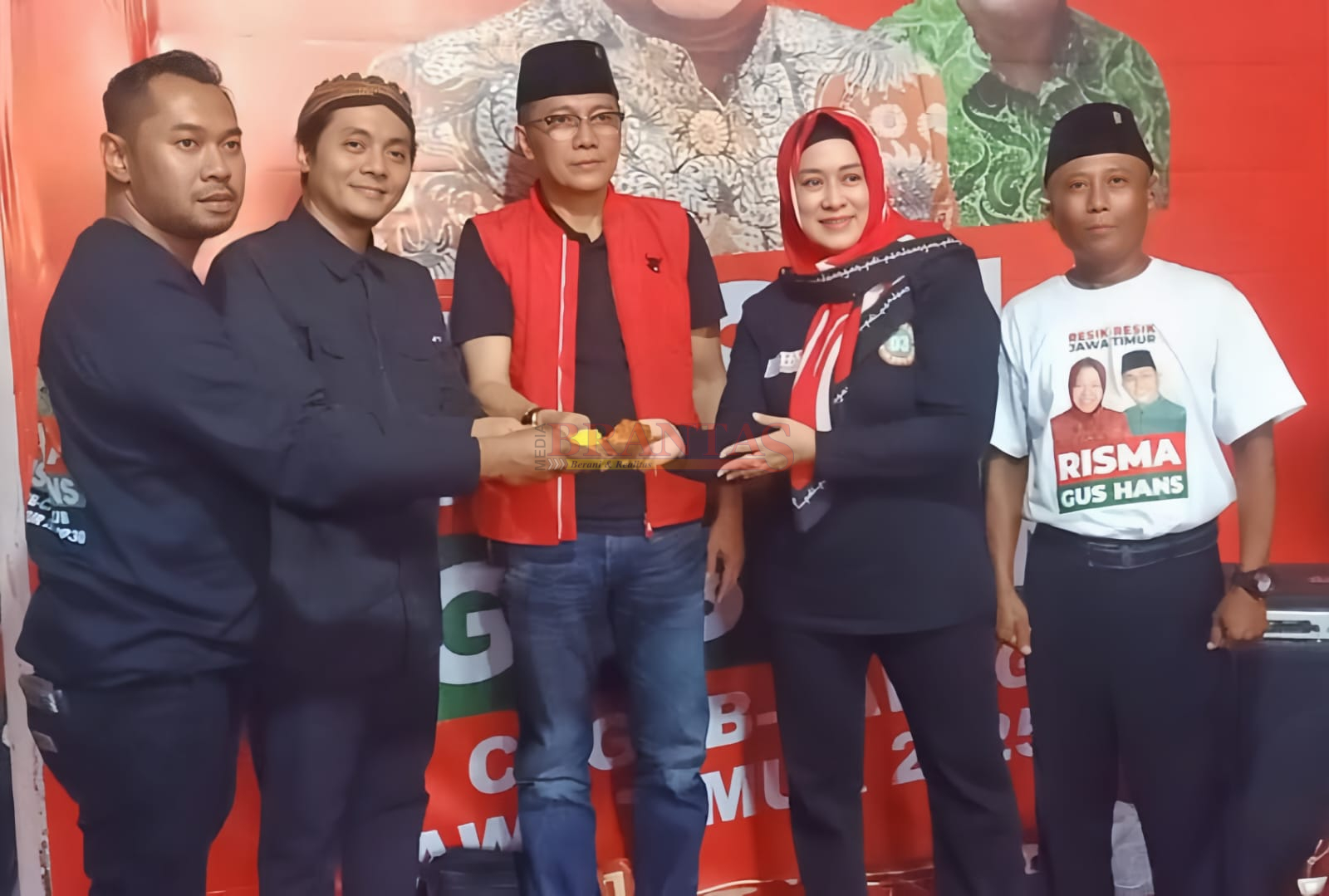 Wakil DPD PDIP Jatim Ida Bagus Nugroho didampingi Calon Wakil Bupati Mojokerto Gus Dulloh dan Anggota DPRD Kabupaten Mojokerto Hj.Setia Puji Lestari Saat Meresmikan Posko RELAWAN MUDA MUDI SETIA