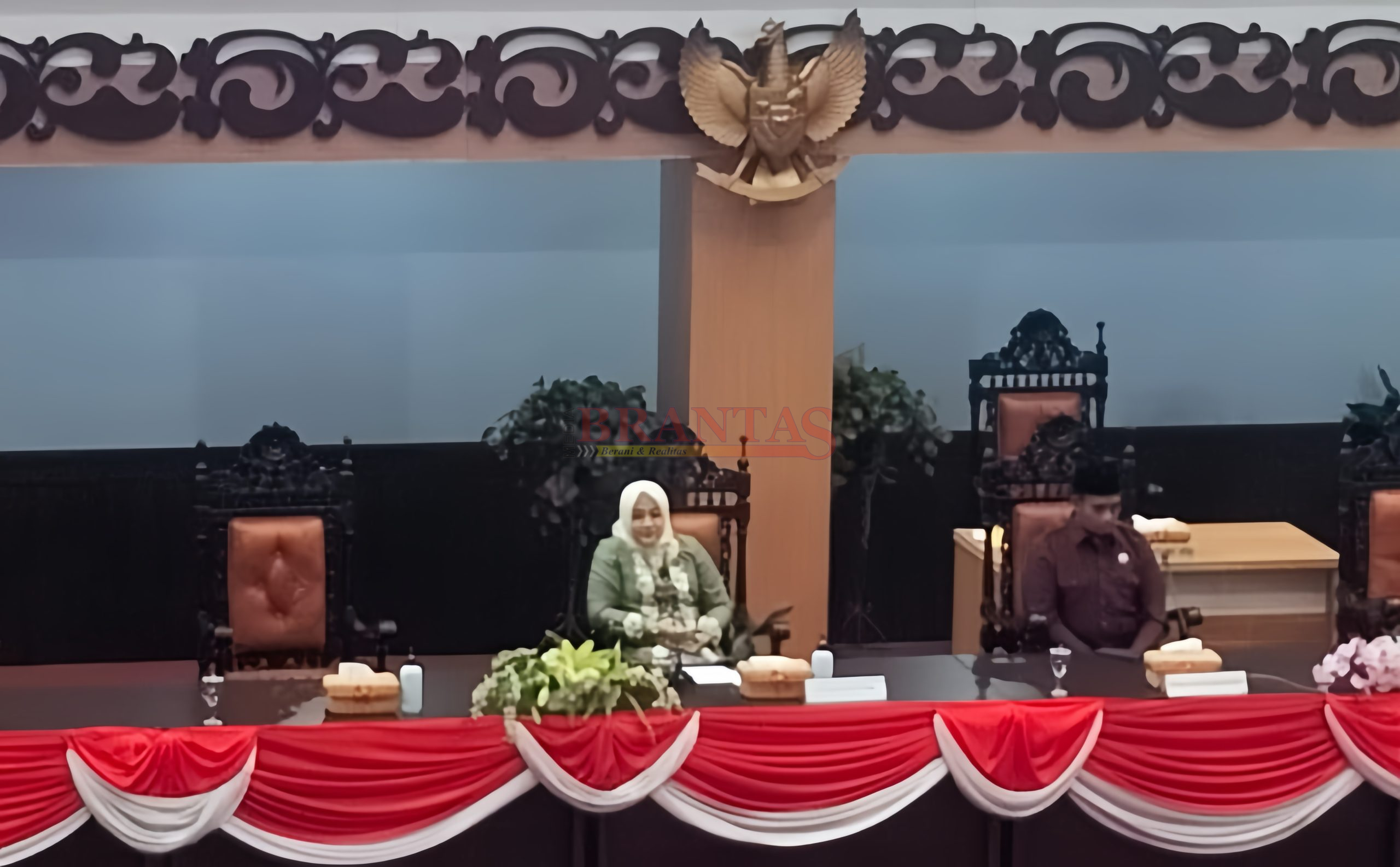 Hj. Ayni Zuroh SE MM Pimpinan Sementara DPRD Kabupaten Mojokerto saat memimpin Jalannya Rapat Paripurna Pengumuman Pembentukan Fraksi -Fraksi DPRD Kabupaten Mojokerto 2024 - 2029