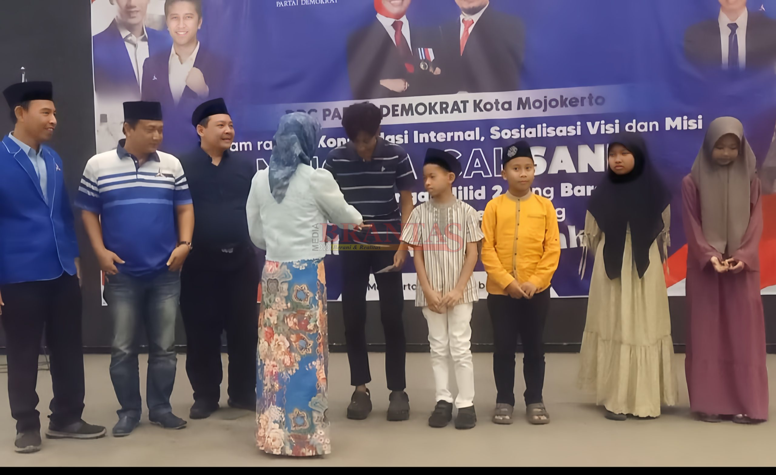 Calon Walikota Mojokerto Ning Ita didampingi Deny Novianto dan H. Udji Pramono saat memberikan santunan kepada Anak Yatim