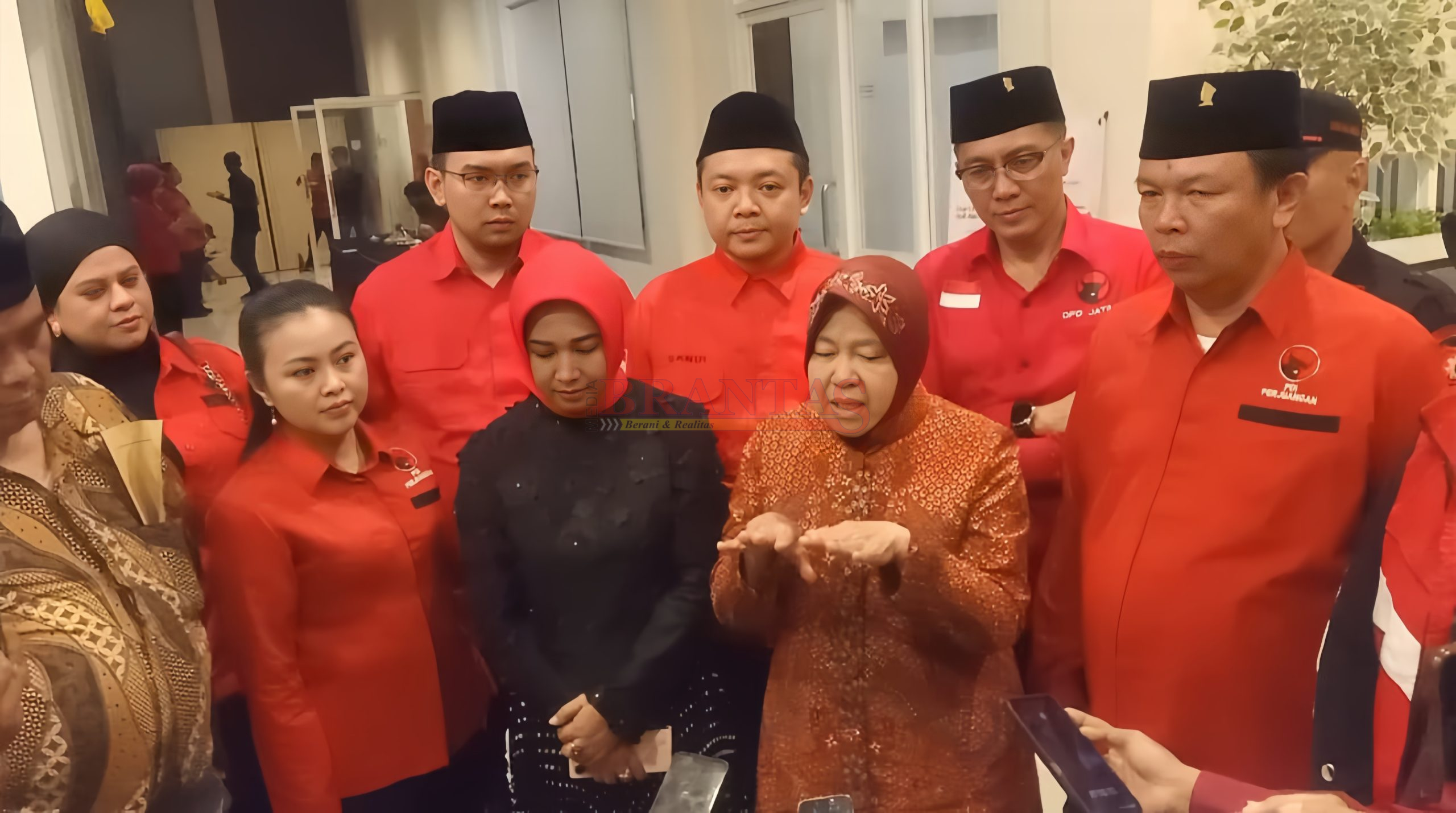 Calon Gubernur Jatim Bu Risma dan Calon Walikota Mojokerto Ning Ita dan Cawawali Cak Sandi didampingi Anggota DPRD Kota Mojokerto Fraksi PDI-Perjuangan saat jumpa pers