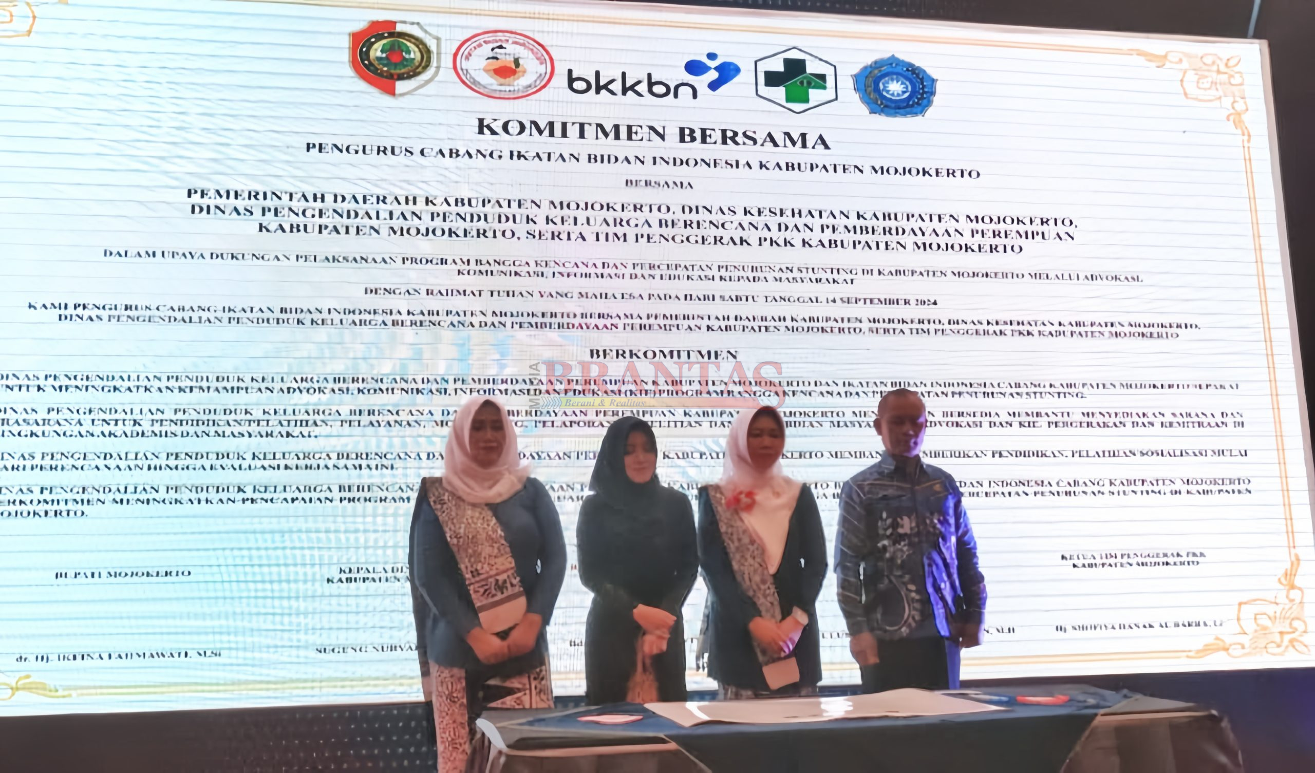 PC IBI Lakukan Komitmen dan MOU Bersama dengan Kepala DP2KBP2 Kabupaten Mojokerto Sugeng Nuryadi disaksikan Bupati Ikfina