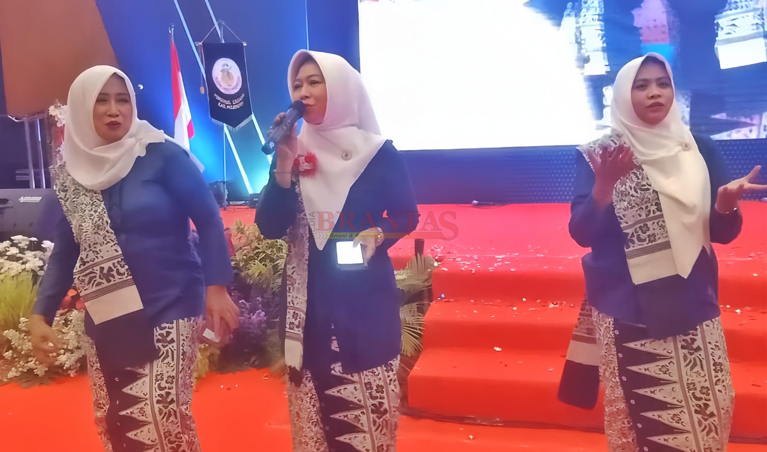 Ketua PC IBI Kabupaten Mojokerto Bdn. Rany Juliastuti tampil bernyanyi didampingi Kabid Kesmas Bdn. Ninik Munawati