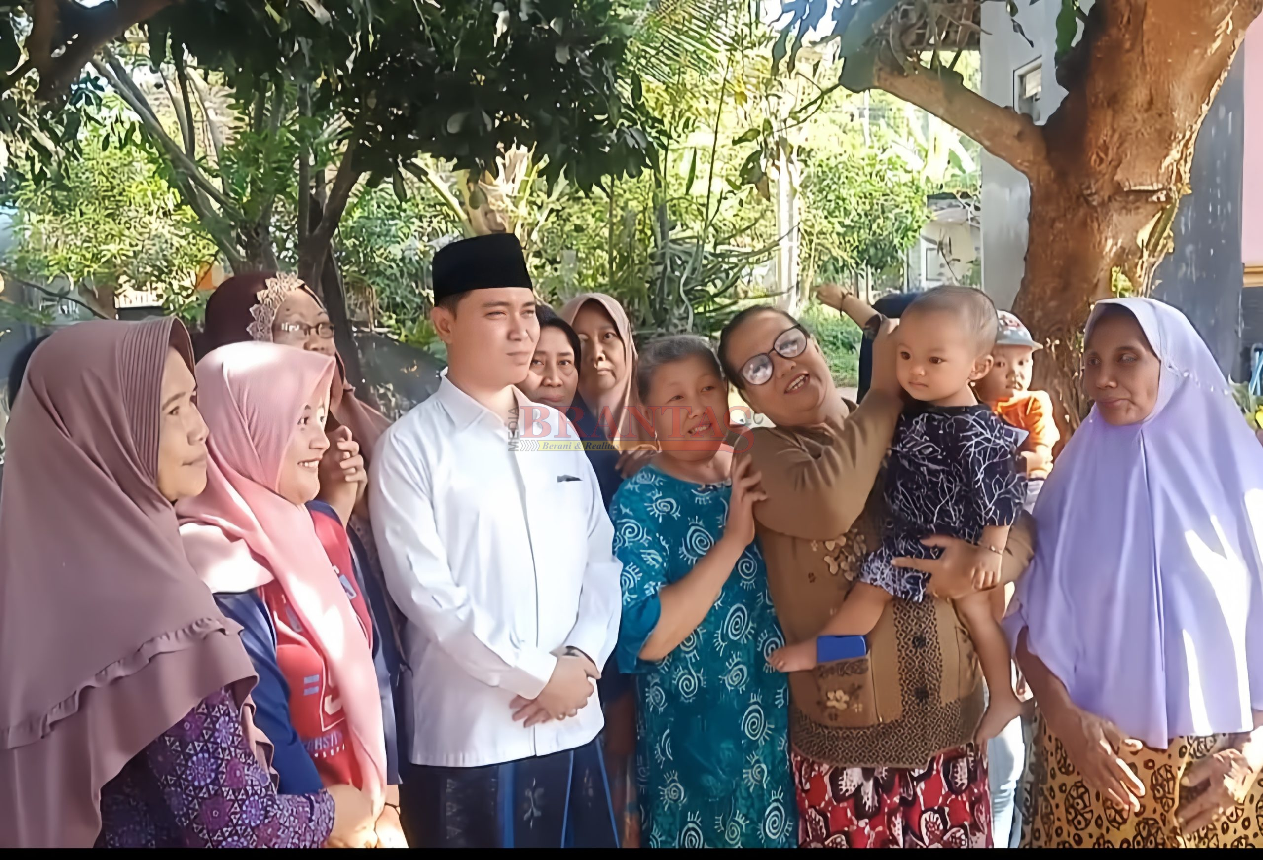 Dr. H. Muhammad Albara Wakil Bupati Mojokerto ( Gus Barra) Poto bersama dengan Ibu - ibu warga Tempuran